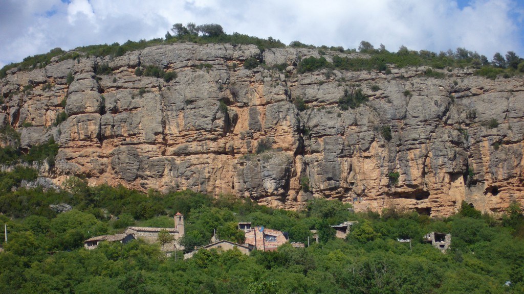 Fotografia d'arxiu del poble i la muntaya de Clua (M.Serret)