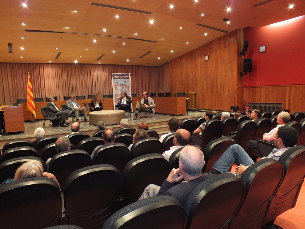 Imatge del col·loqui amb els alcaldes de La Pobla i Balaguer, el president de Ferrocarrils i l'escriptor Vidal Vidal moderat per Carla Vilaseca, directora de Balaguer Televisió (Foto: AJ. Balaguer)