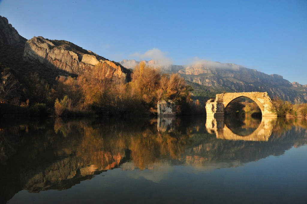 Imatge del Pont Trencat de Camarasa (Font: http://visitlanoguera.files.wordpress.com/2012/05/pont-trencat-d-camarasa-1619.jpg)