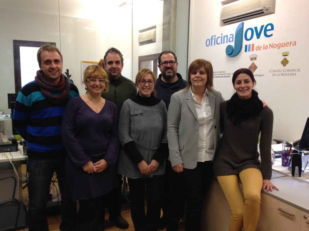 Fotografia de l'equip de tècnics de l'OJ amb la presidenta Concepció Cañadell i la consellera de Joventut Sònia Valero. (Autor: Oficina Jove)