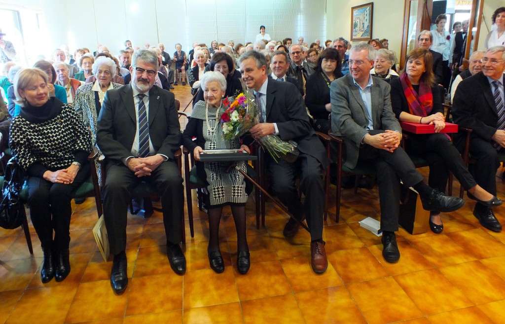 Homenatge a l'àvia centenària (Autor: Aj. Balaguer)