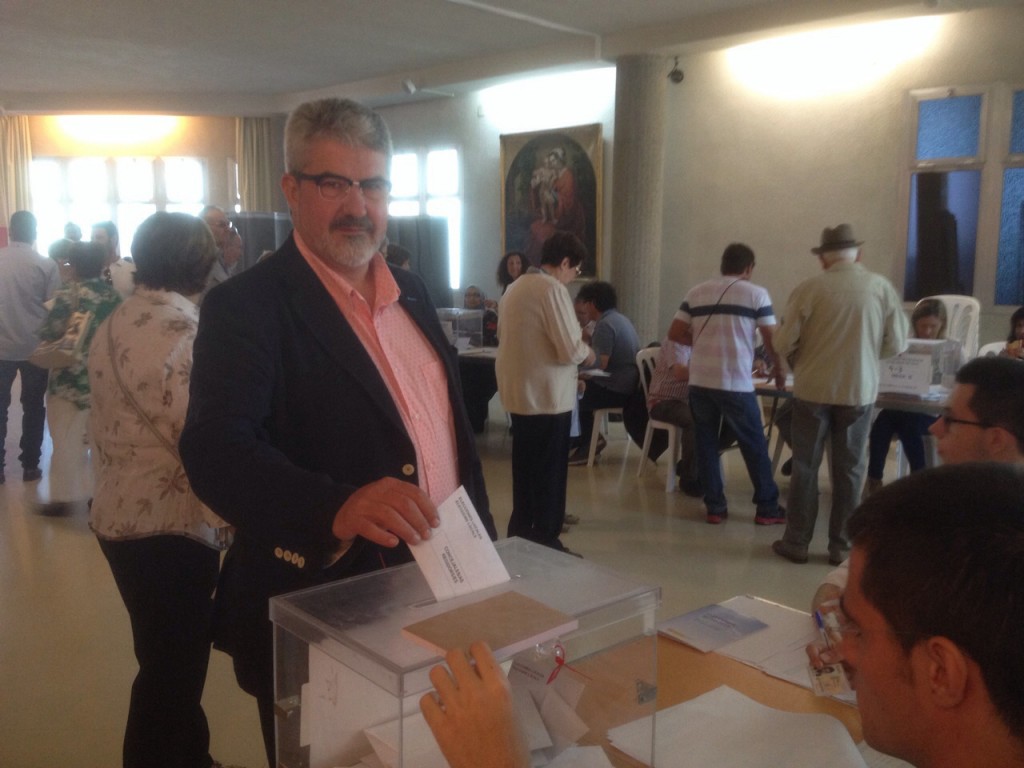 Josep Maria Roigé, alcalde de Balaguer i candidat per CiU, exercint el seu vot (Autor: Josep Blanch)