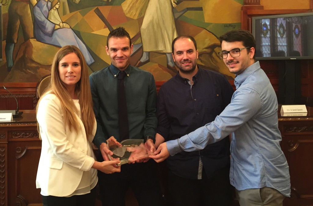 Part de l'equip de Balaguer Televisió amb el premi. D'esquerra a dreta: Carla Vilaseca, Toni Simó, Miquel Àngel Daviu i Josep Blanch (Autor: Balaguer TV)