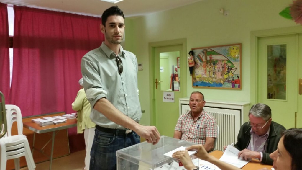 Àlex Mezcua, candidat per ICV-EUiA votant a Balaguer (Autor: M.Àngel Daviu)