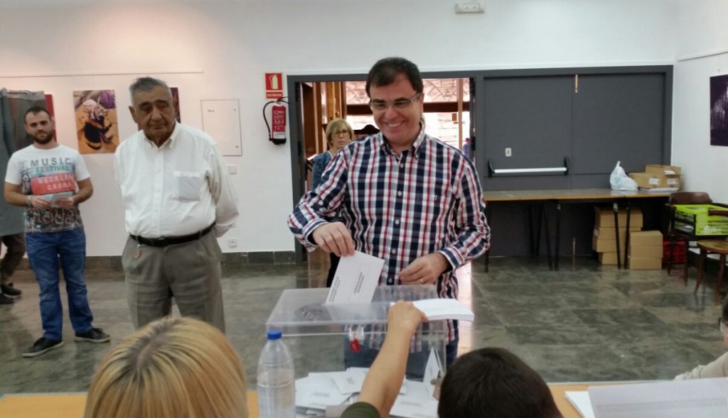 Joan Maria Molins, candidat pel PP ha exercit el seu dret a vot al col·legi de la Plaça Mercadal (autor: M.Àngel Daviu)