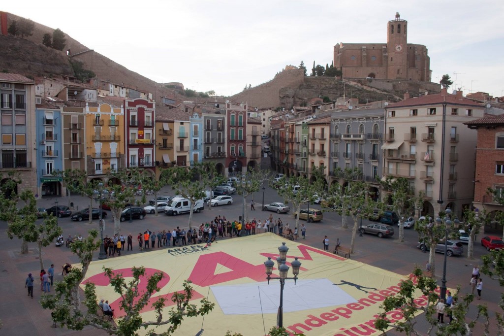 Desplegament de la pancarta a la Plaça Mercadal (Autor: Rosa Maria Sauret)