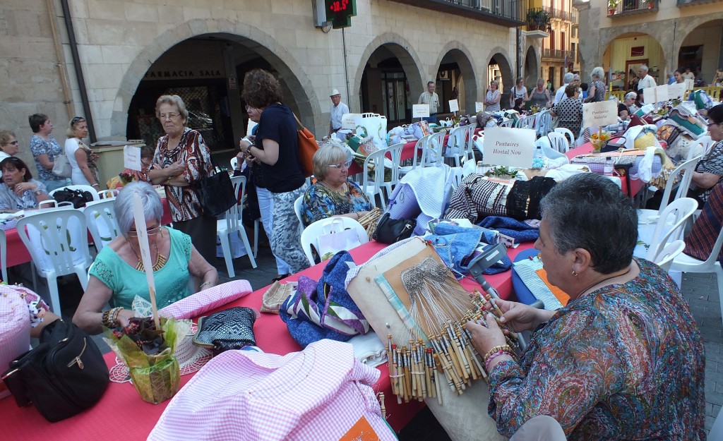 Trobada de puntaires a la plaça Mercadal (Autor: Aj. Balaguer)