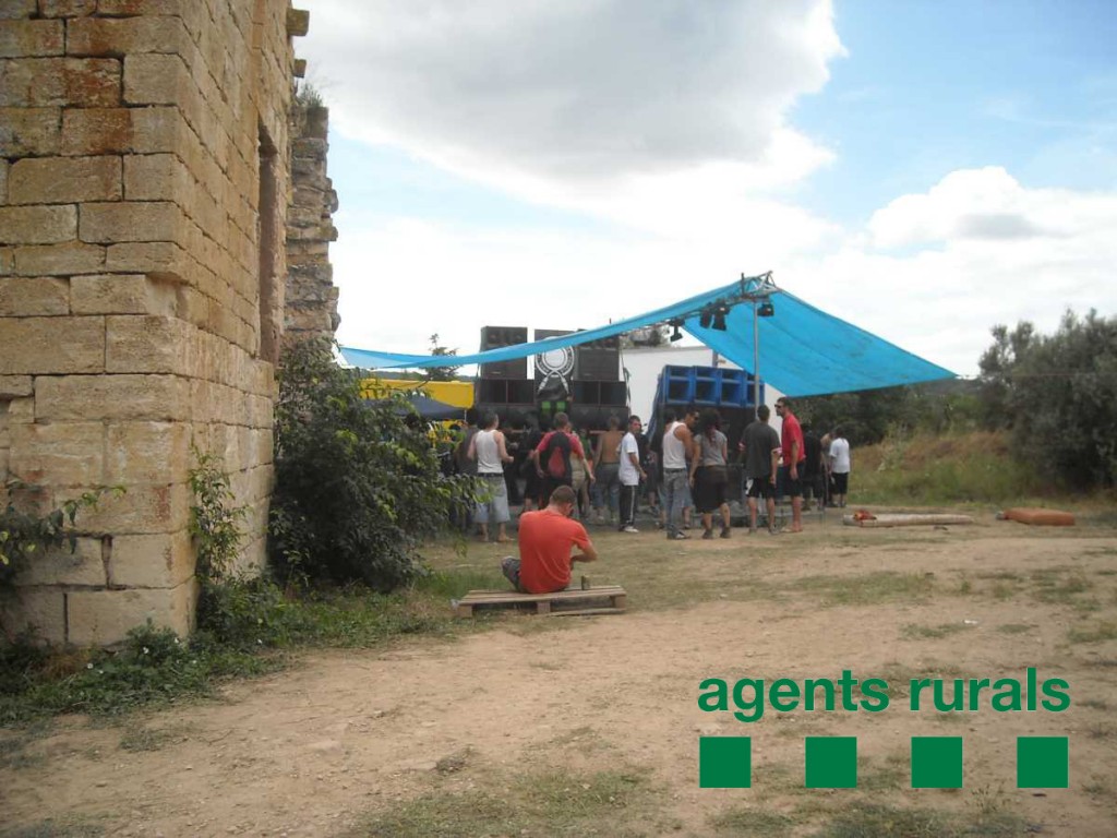 Imatge d'una festa l'any 2013 al costat del monestir romanic de Santa Maria de Vallvert (Autor: Agents Rurals)