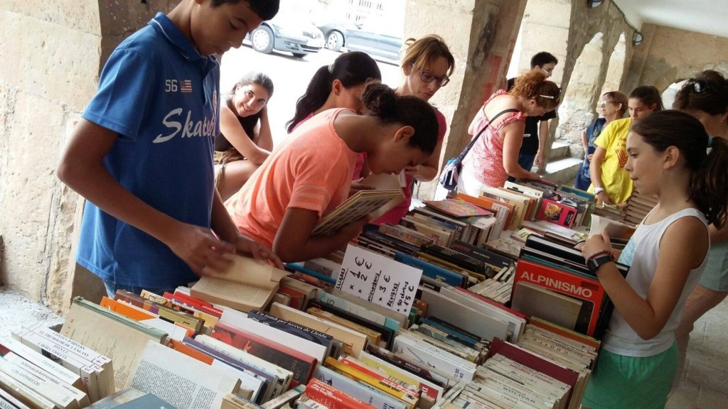 Moment de la venda de llibres a la plaça de Menàrguens (Foto: Aj. Meàrguens)
