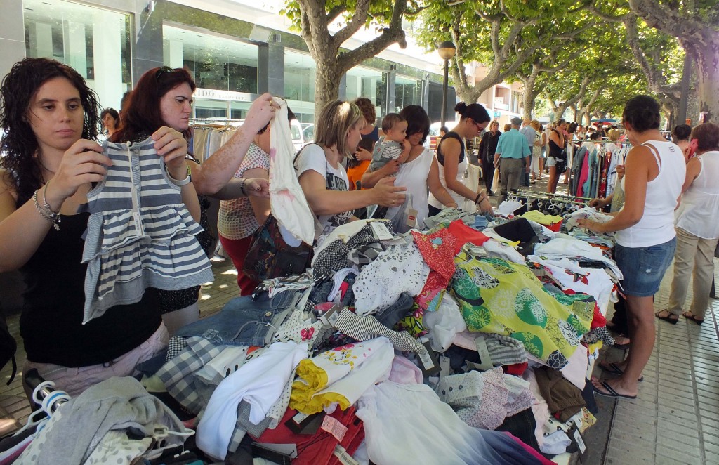 Imatge d'arxiu del mercat de les rebaixes d'estiu (Autor: Aj. Balaguer)