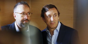 GRA058. MADRID, 19/08/2016.- Los portavoces parlamentarios del PP, Rafael Hernando (d), y de Ciudadanos, Juan Carlos Girauta (i), durante la firma, hoy en el Congreso, del pacto anticorrupción, por el que C's se compromete a votar a favor de la investidura de Mariano Rajoy en la segunda votación, que será el 2 de septiembre. Este acuerdo incluye la prohibición de que ningún cargo imputado forme parte del Gobierno o tenga escaño en el Parlamento; la eliminación de los aforamientos, y la reforma de la ley electoral sobre tres principios: listas desbloqueadas, proporcionalidad y fin del voto rogado. EFE/Fernando Alvarado