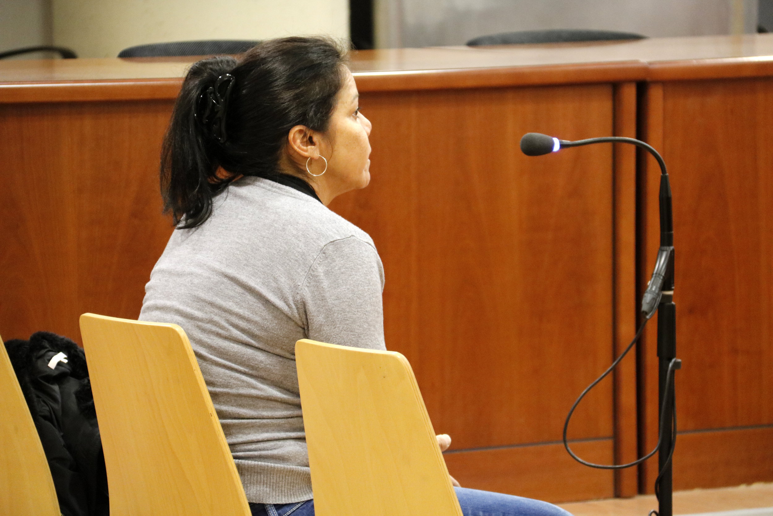 L'acusada de recollir un paquet de Colòmbia amb deu quilos de cocaïna, durant el judici a l'Audiència de Lleida. Imatge del 23 de març de 2017.