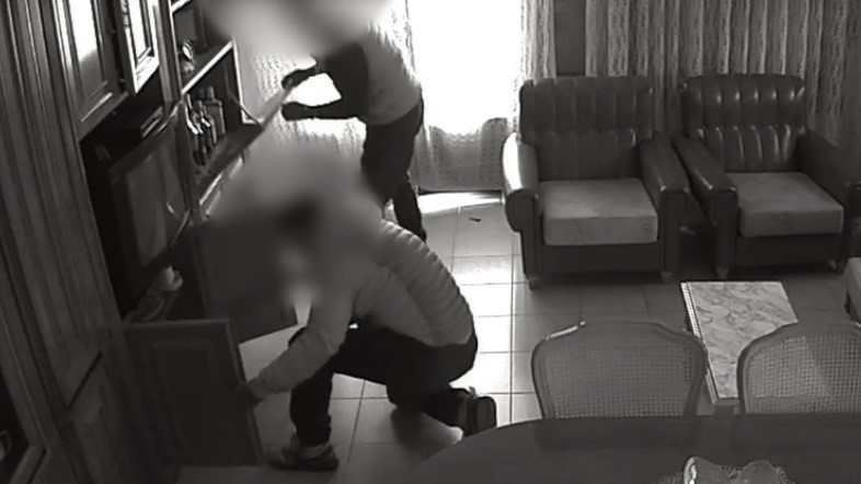 Els agents realitzant un escorcoll en un dels domicilis de l'organització dedicada als robatoris amb força.