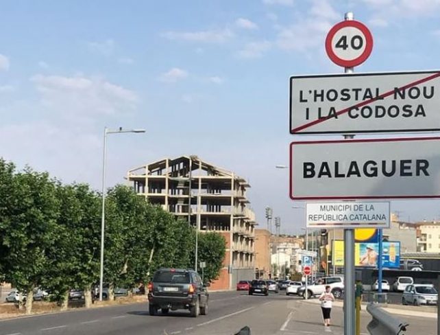 El CDR Balaguer col·loca cartells de ‘Municipi de la República Catalana’ als accessos de la ciutat