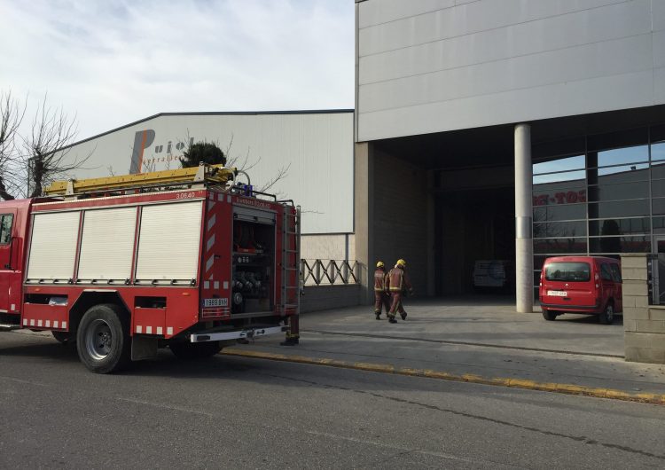 Els bombers intervenen en un incendi al polígon industrial de Balaguer