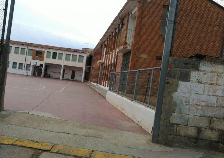 Retiren la porta de l’escola d’Albesa per poder votar l’1-O