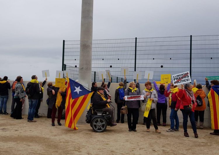 Balaguerins canten a Forcadell a la presó de Mas d’Enric del Catllar