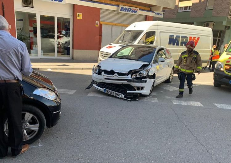 Col·lisió entre dos vehicles a la plaça de Vedruna de Balaguer