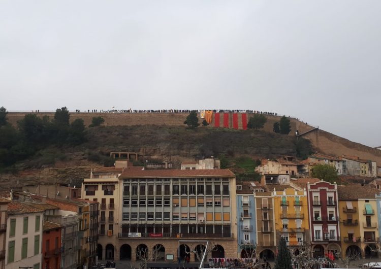 Concentració sorollosa a la muralla de Balaguer per reclamar la llibertat dels líders independentistes empresonats