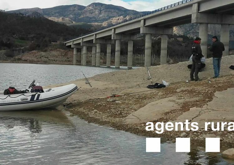 Agents Rurals denuncien 8 pescadors furtius a l’embassament de Rialb