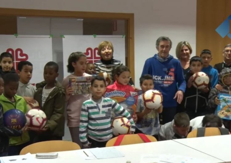 Els infants de Càritas de Balaguer reben els regals de l’Arbre dels Somnis