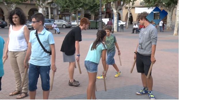 Taller de ball de bastons al carrer a Balaguer