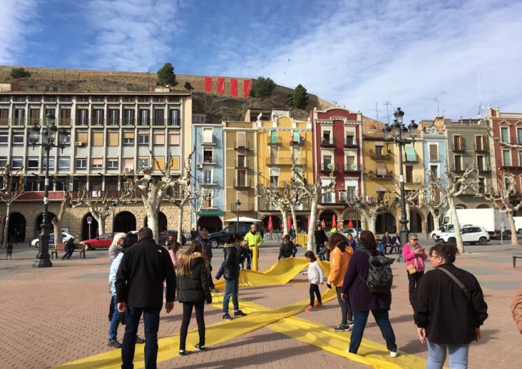 Cartells i murals per exigir la llibertat dels presos polítics a Balaguer