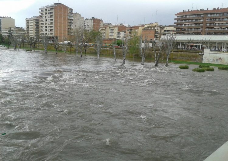 El riu Segre es desborda en el seu pas per Balaguer