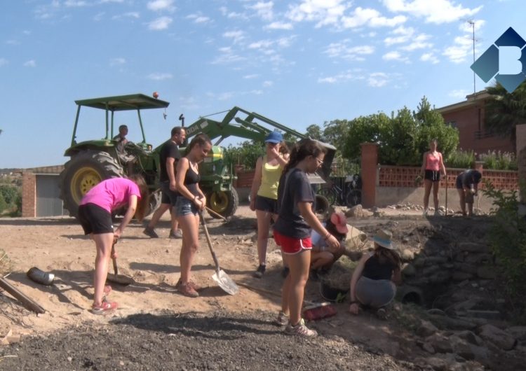 Els joves del camp de treball de Penelles restauren les sitges i el camí del calvari