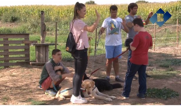Els nois de l’escola l’Estel de Balaguer fan sessions de teràpia assistida amb animals