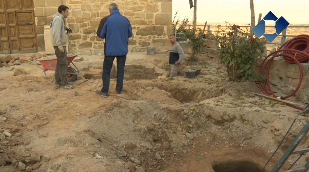 Troben unes sitges a la plaça de l’església de Butsènit