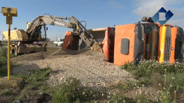 Ferit lleu el conductor d’un camió en bolcar a la C-13 a Vallfogona de Balaguer