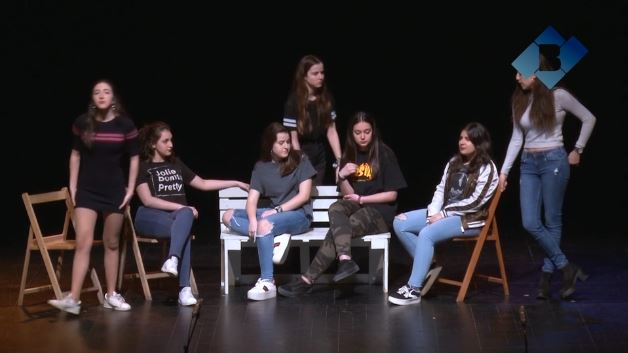 L’Aula de Teatre de la Companyia Comèdies Crisi Perpètua actua davant dels centres educatius balaguerins