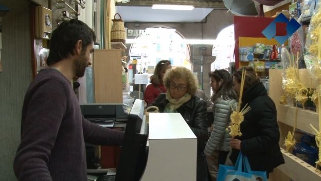 Els artesans balaguerins en plena campanya d’elaboració i venda de palmes i palmons