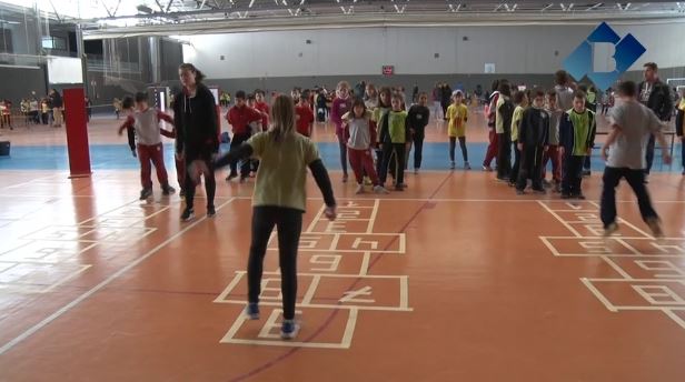 Els escolars balaguerins recuperen jocs tradicionals en la 24a edició de la Fira de Jocs de Pati