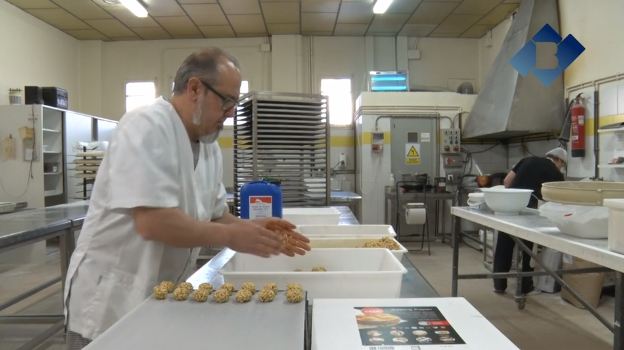 Els forners balaguerins en plena producció i venda de panellets