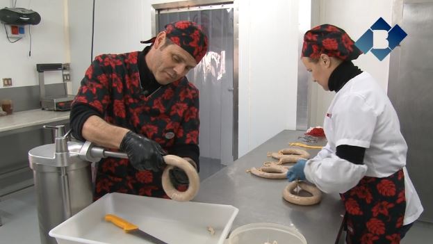 Balaguer segueix la tradició de la botifarra d’ou de Dijous Gras