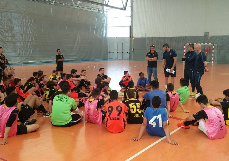 Tècnics del Barça Lassa dirigeixen un entrenament als equips del CFS Comtat d’Urgell