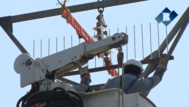 Endesa instal·la nous dispositius a Castelló de Farfanya per impedir que les cigonyes i altres aus facin els seus nius en torres elèctriques