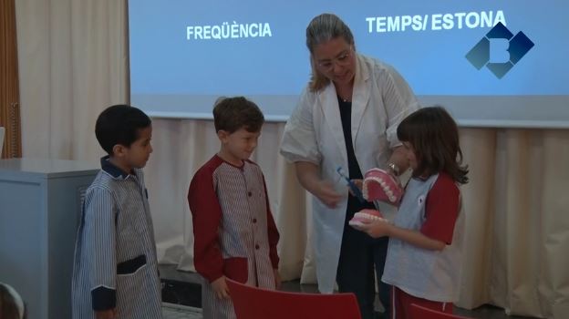 Alumnes de l’Escola Vedruna participen al taller ‘Dents fortes i sanes’ impartit per la Clínica Dental Balaguer