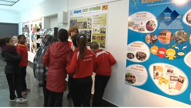 Els centres escolars de Balaguer visiten l’exposició ‘Eduquem entre tots, 30 anys de Pla de Dinàmica Educativa’