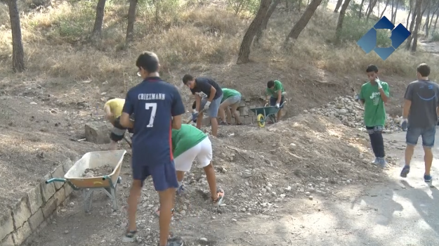 Els voluntaris del programa JoVa arreglen el Barranc dels Rucs