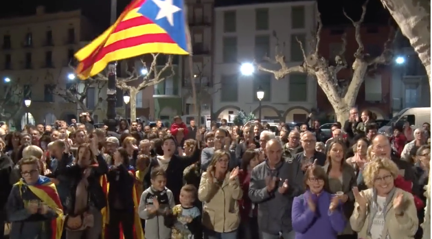 Centenars de persones celebren la República Catalana a la Plaça Mercadal