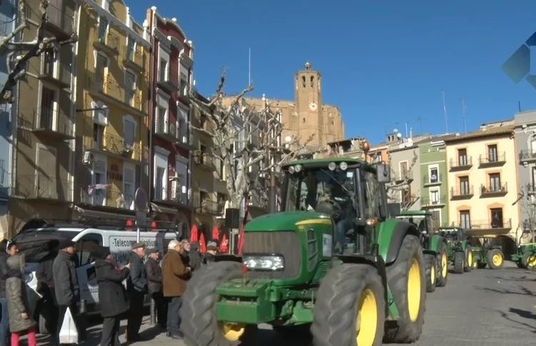 Un centenar de tractors participen dels Tres Tombs de Balaguer