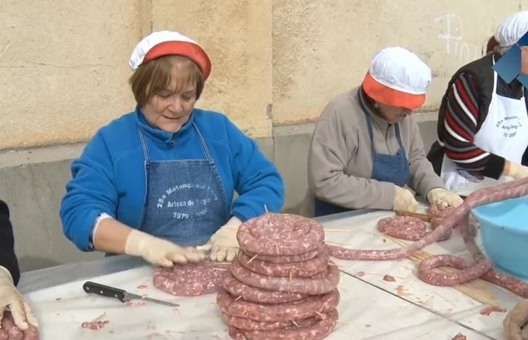 Artesa de Segre celebra la tradicional matança del porc