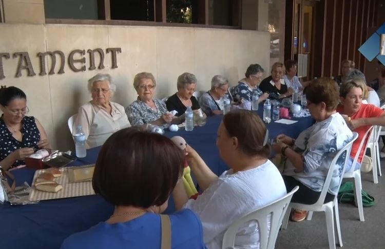 Una vintena de persones surten al carrer en el Dia Internacional de Teixir i Cosir