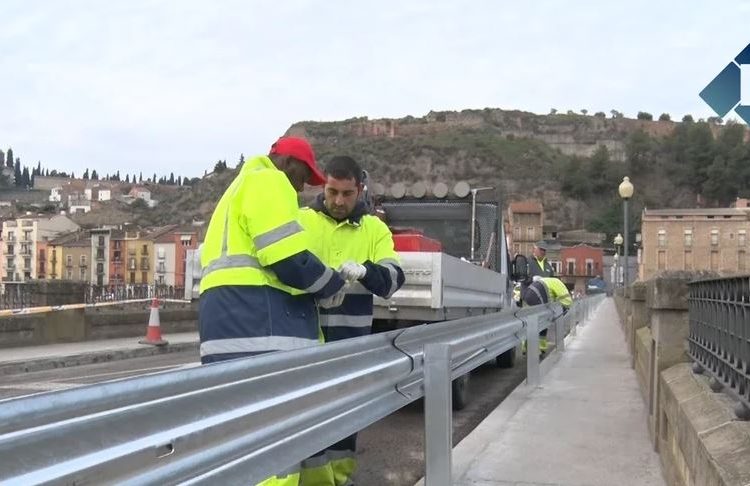 Carreteres instal·la les noves barreres de protecció al Pont de Sant Miquel
