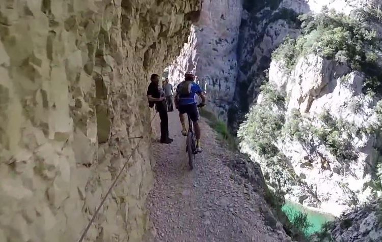 Arriscada travessia en bicicleta per Mont-rebei