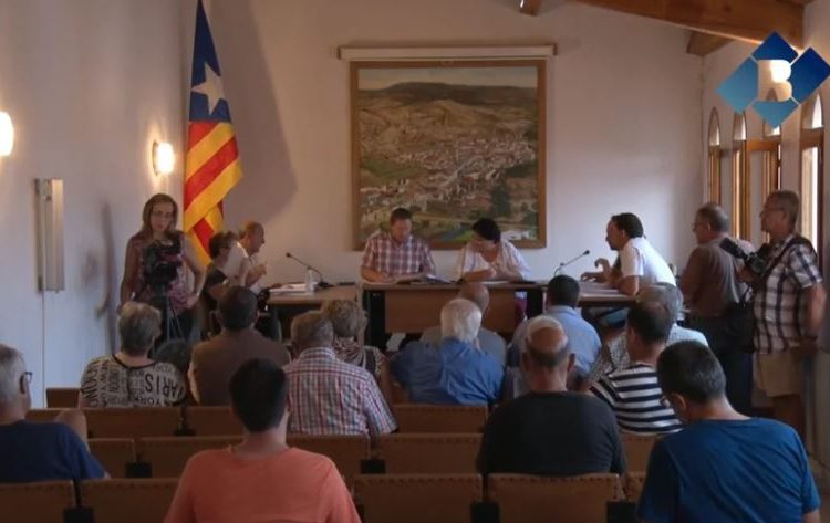 El Ple de Castelló de Farfanya acaba sense incidens tot i la tensió després de la baralla