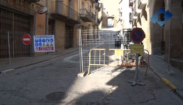 Comença el desplaçament de la línia de mitja tensió que impedia l’inici d’obres del carrer de la Botera